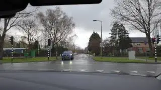 Groen licht voor ons en voor de overkant wij gaan linksaf samen met de linksafslaande blauwe auto