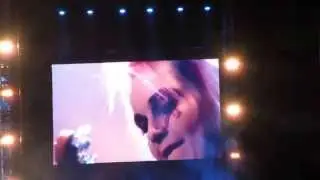 Lucky girl plays guitar and kisses Billie-Joe at Green Day concert