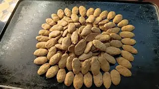 cookies,ing,300 g flour,50 g shredded coconut,50 g Almon nut,50 g wall nut,2 eggs,100g sugar 200g bu