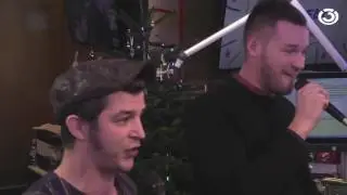 Pizzera und Jaus singen Gabi Hiller ein St&auml;ndchen beim &Ouml;3-Weihnachtswunder