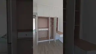 Шкаф распашной встроенный со столом. Built-in swing wardrobe with table.