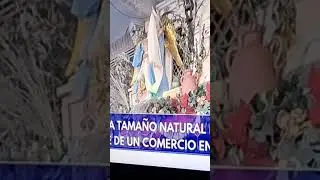 una drogueria de Alicante ha moldeado un belen de arcilla tama&ntilde;o natural hartos de Papa Noel gracias