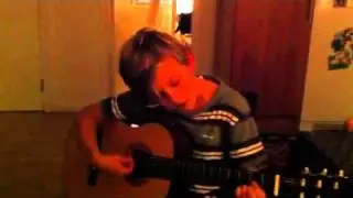 Axel spelar gitarr