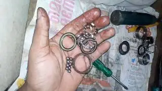 How to remove balls from a bearing
