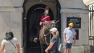 CANADIAN KING'S GUARD SHOUTS AT TOURIST WALKING IN TO THE BOX #kingsguard 