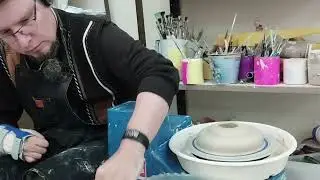 Making pottery with one hand on the wheel Изготовление гончарных изделий одной рукой 23_02_2025