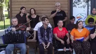 Engelsiz atölye önünde Mehmet Şevki aBay'dan Aldırma gönül aldırma türküsü