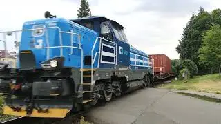 Lokomotiva 744.1 s kontejnerovým vlakem do překladiště Metrans na přejezdu Zlín-Dlouhá 1.7.2023