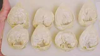 Pasta rellena de zapallo, mozzarella y guaciale con salsa de tomate y crema