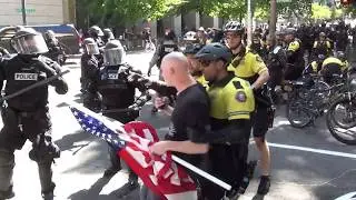 Protesters and Police Clash at Chapman Square in Portland Oregon (09-10-17)
