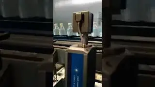 M&aacute;y khắc date tr&ecirc;n chai nhựa #printer  #robot #automation #copper #robotics