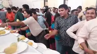Indian public steals mangos 🥭 at mango festival in Lucknow UP India