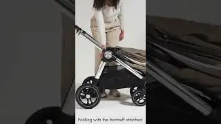How to fold the Mamas & Papas Ocarro with the footmuff attached 👏🏼
