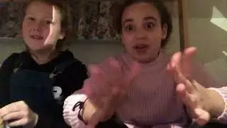 Tuc koekjes proeven | de zusjes Lisa en Zo&euml;