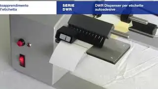 Dispenser per etichette autoadesive