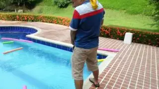 Cochino nos orinaste la piscina.mp4