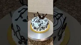 Torta a tema musicale #torta #tortamusicale #guarnizionealcioccolato #tendenza #decorazionetorte ...