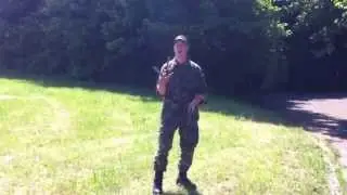 Mit Messer jonglieren
