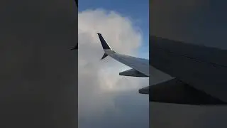 Copa Airlines Boeing 737-800 cloud surfing on approach to Panama