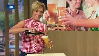 Evelin König in knackengen Jeans und roten Heels