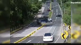 Cami&oacute;n de volteo pierde el control en Zona 16