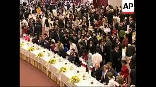 Leaders attend banquet at APEC summit in Hanoi