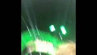 Hyunjin took a fan's phone in Newark concert day 1!