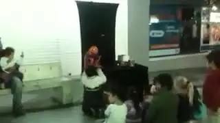 Educaci&oacute;n sexual ense&ntilde;ada a ni&ntilde;os por marioneta