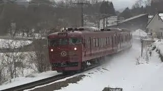 雪が少ないしなの鉄道北しなの線を走行するも、途中から雪景色の沿線を走行し降雪模様となった、しなの鉄道115系S8編成観光列車「ろくもん」運用団体列車「北信濃・冬の利き酒プラン」号。