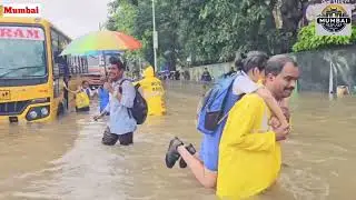 School Buses Stuck in Waterlogging.Matunga Police Rescue 50School Students from Waterlogged Buses.