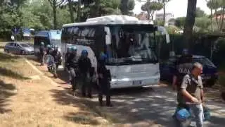 Gli italiani malmenati, gli immigrati scortati.casale di S.nicola . Roma