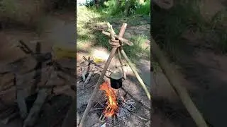 Bushcraft tripod cooking technique ...