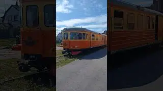 Y7 r&auml;lsbuss med sl&auml;pvagn avg&aring;r fr&aring;n fordonsmagasin i G&auml;vle #trainspotting #railbus #railtrack #train