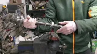 How to easily loosen or torque mainshaft 1st motion shaft on Midget, Sprite, Morris Minor