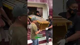 Mayat Dipakaikan Baju & Diajak Pesta?! &ndash; Tradisi Ma'nene Toraja