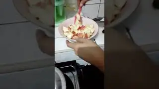 Apple with Calamansi or lime.. sprinkle a small amount of salt.. You can try it..