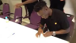 Idrissa Sylla sollicit&eacute; pour des autographes