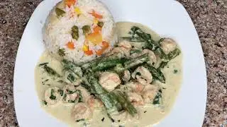 CAMARONES A LA CREMA CON ESPÁRRAGOS Y UN TOQUE DE ESPINACAS