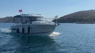 So hot ! Cooling off in blue waters / Merry Fisher 795 S2