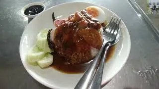 กินข้าวหมูแดงที่ตลาดสามย่าน