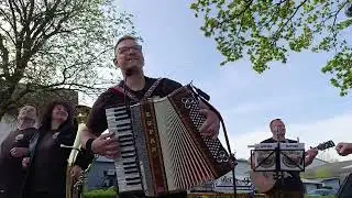 Grüne Tannen-Rucksackmusikanten-Güntersleben-27.04.25