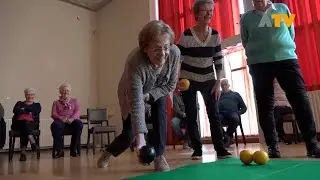 Ouderen in Genderen spelen koersbal in het dorpshuis - Altena TV