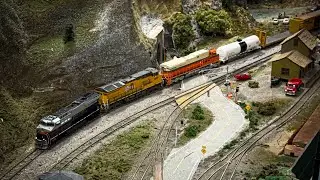 CB&W | NS Manifest Grips the Rails as it Howls Down the Layout | ft. UP 1996 SP
