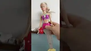 Hanzade abisiyle Barbie oynuyor.