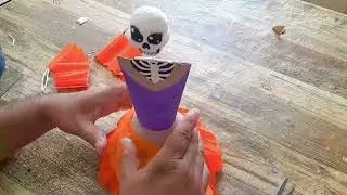 catrina con tubos e hisopos de papel