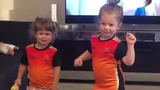 David Warner Daughters Dances On Sunrises Hyderabad Anthem
