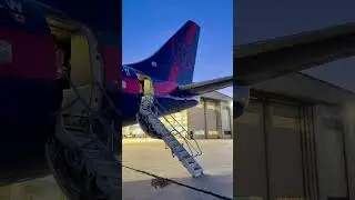 Have You Seen These SECRET STAIRS On A B737-200?
