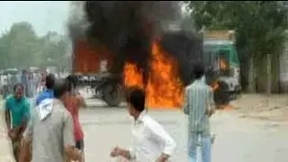 Mob burns vehicles on National Highway 8