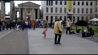 Brandenburg Tor dancing