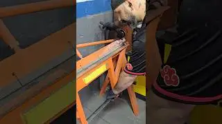 Vincando a chapa usando a dobradeira #funilaria #metalshaping